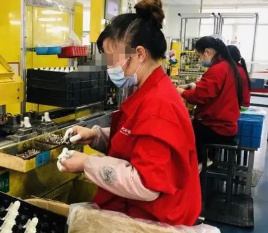 尼姑开豪车住别墅与2个和尚结婚东窗事发时屋里还藏着假发(图2)