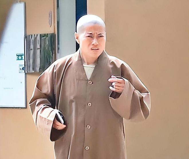尼姑开豪车住别墅与2个和尚结婚东窗事发时屋里还藏着假发(图5)