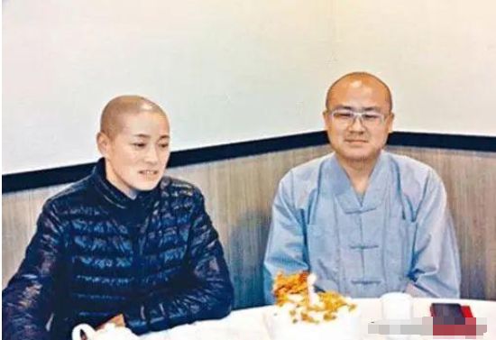 尼姑开豪车住别墅与2个和尚结婚东窗事发时屋里还藏着假发(图10)