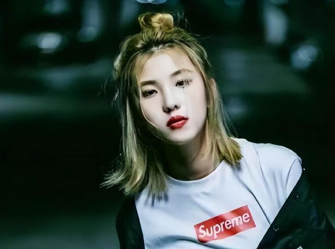 辽宁16岁巨婴刘思琦：吃饭靠妈喂每天花销过万今让人刮目相看(图2)
