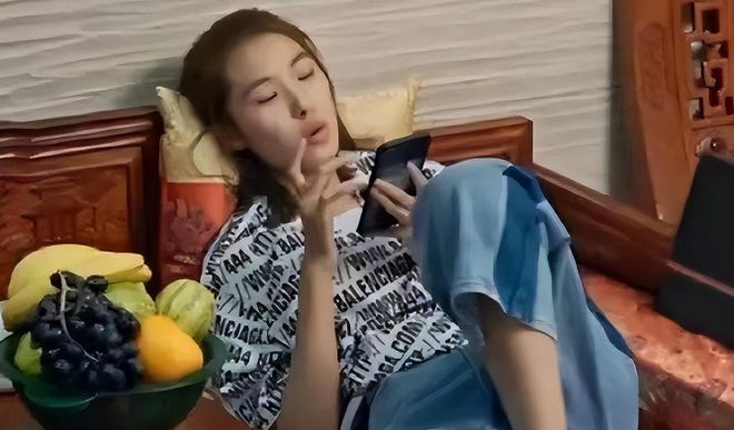 辽宁16岁巨婴刘思琦：吃饭靠妈喂每天花销过万今让人刮目相看(图5)