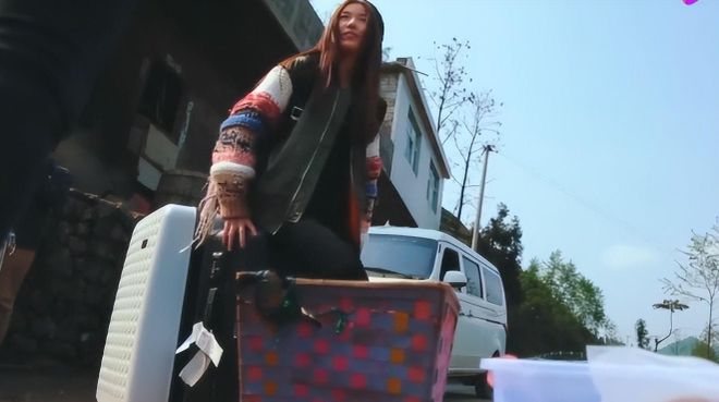 辽宁16岁巨婴刘思琦：吃饭靠妈喂每天花销过万今让人刮目相看(图7)