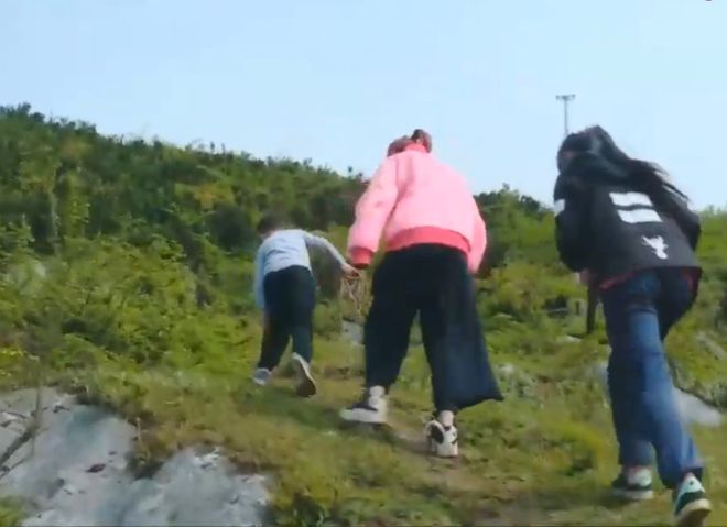 辽宁16岁巨婴刘思琦：吃饭靠妈喂每天花销过万今让人刮目相看(图15)