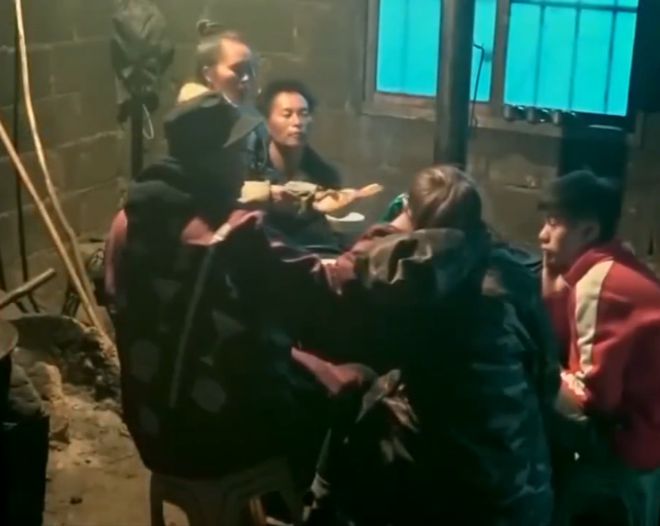 辽宁16岁巨婴刘思琦：吃饭靠妈喂每天花销过万今让人刮目相看(图20)