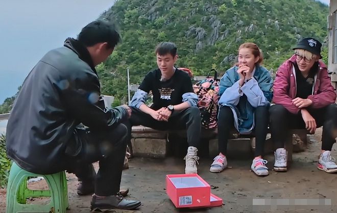 辽宁16岁巨婴刘思琦：吃饭靠妈喂每天花销过万今让人刮目相看(图21)