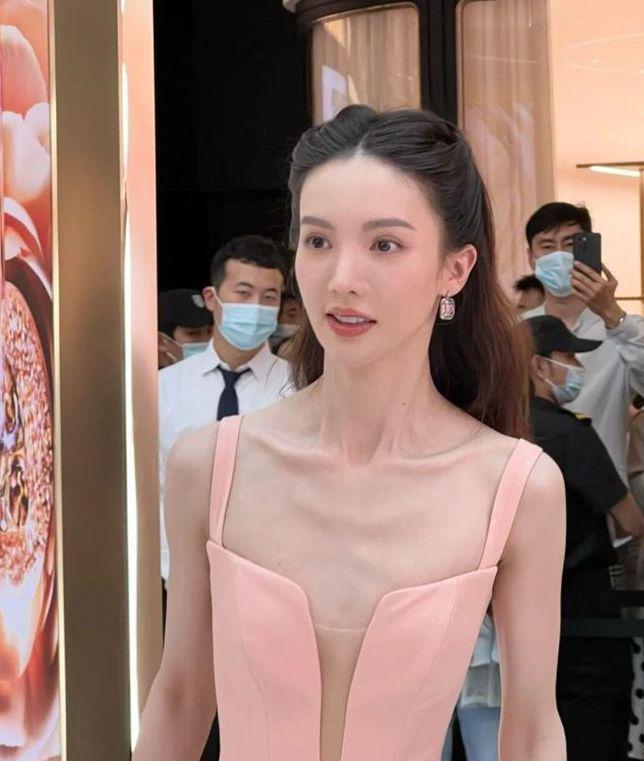 易倍体育网站：为变瘦不敢吃饭头发稀疏到渗人娱乐圈的“畸形审美”真不高级(图14)