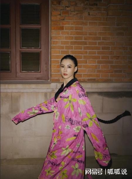 张柏芝为拍写真接头发一米长辫尽显气质披着床单也能拍大片(图3)