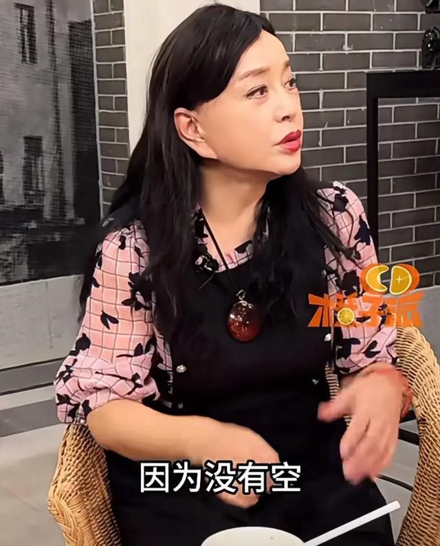 74岁刘晓庆说自己没空整容护肤网友：假发太假耳朵都长到下巴了(图4)
