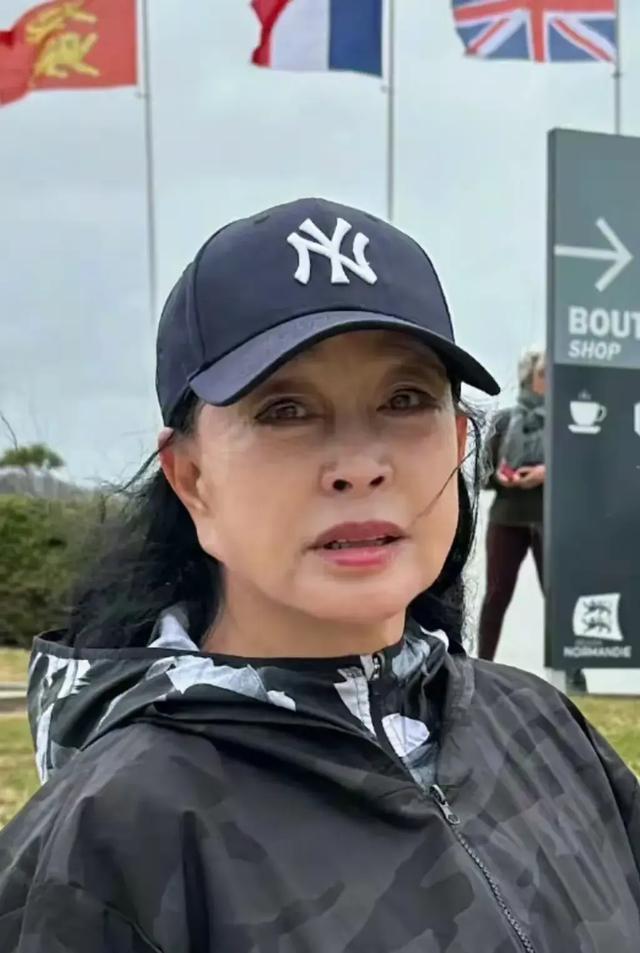 74岁刘晓庆说自己没空整容护肤网友：假发太假耳朵都长到下巴了(图10)