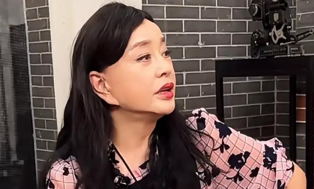 74岁刘晓庆说自己没空整容护肤网友：假发太假耳朵都长到下巴了(图6)