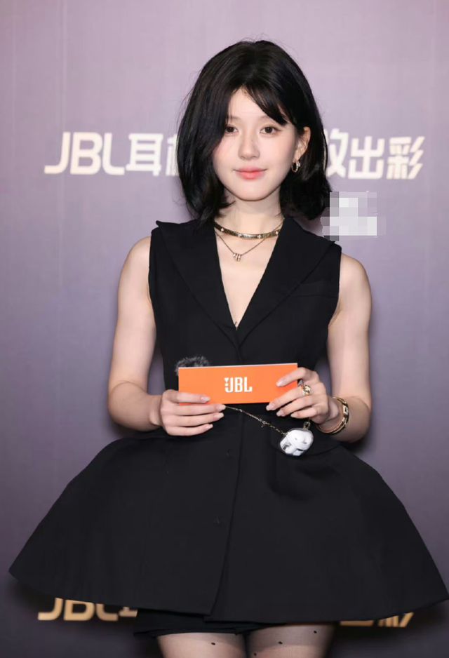 赵露思又扳回颜面最新活动元气满满假发配黑丝放弃了韩系妆容(图9)