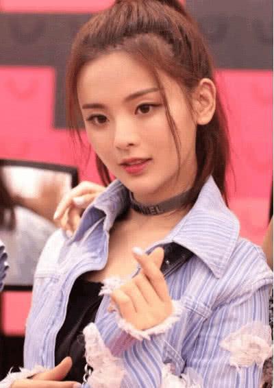 村花杨超越网友偶遇在理发店接发：真人与镜头里稍有不同？(图6)