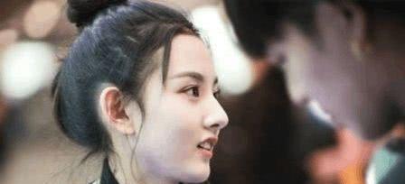 村花杨超越网友偶遇在理发店接发：真人与镜头里稍有不同？(图3)