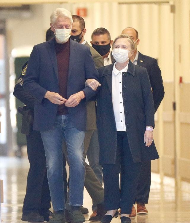 希拉里接克林顿出院！罕见扎起头发好清爽挽着克林顿胳膊好恩爱(图1)