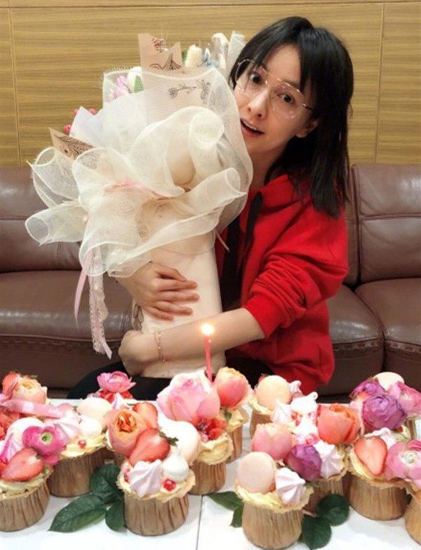 易倍体育网站：吴昕生日直播中暴露真正的头发长度网友直呼太耿直!(图2)