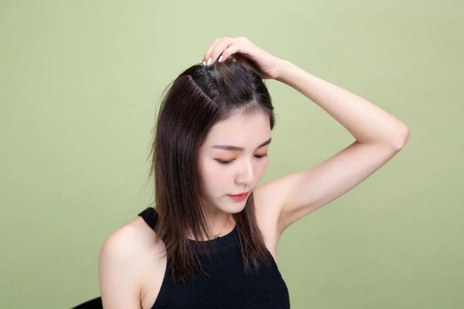 Emc易倍体育：头发蓬松饱满的小秘诀垫发片助你成女神(图2)