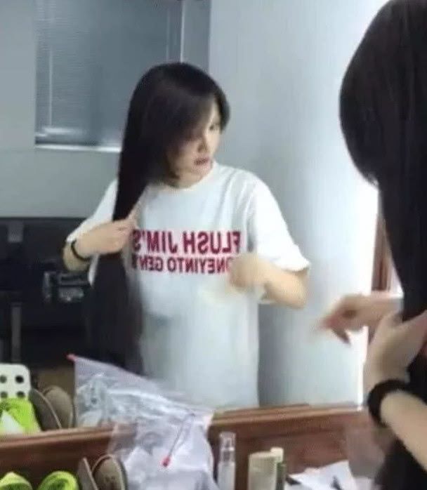 易倍体育网站：郑爽晒出长发照片却被桌子的袋子吸引了网友：接发好麻烦(图5)