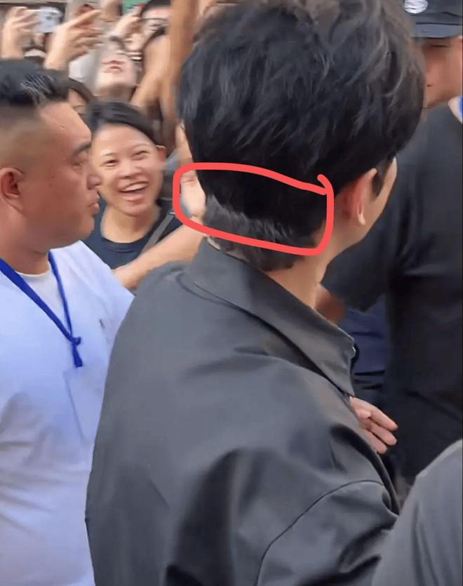 黄晓明现身青岛被拍一头浓密黑发却是假发假发分层很明显(图2)