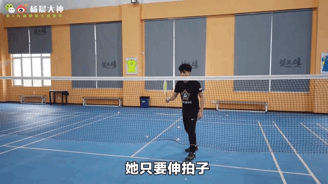 Emc易倍体育：大神教学接发连贯、举拍迅速做精准封网的酷女神！(图1)