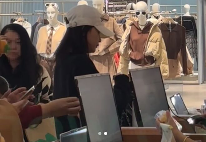 Emc易倍体育：孙怡带7岁女儿买面包不戴假发片真实发量曝光母女头发都不多(图2)