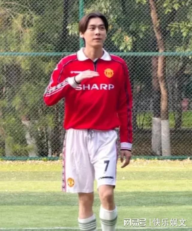 李易峰近照曝光引热议发际线后移显素人气质揭秘圈内发量秘密(图7)