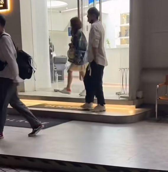 56岁温碧霞现身美发店穿牛仔外套露香肩造型万年不变遭吐槽(图6)