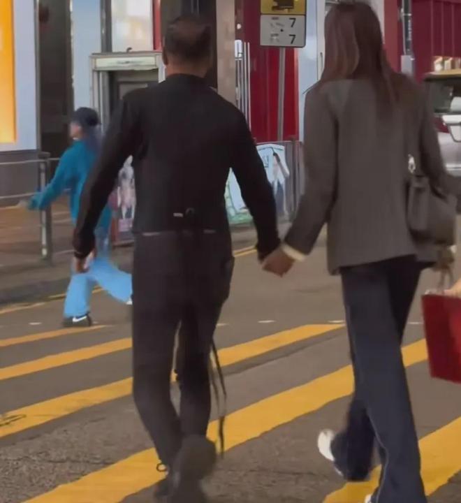 任达华夫妇逛街被拍他头发半秃难掩男神范超模娇妻青春似学生(图3)