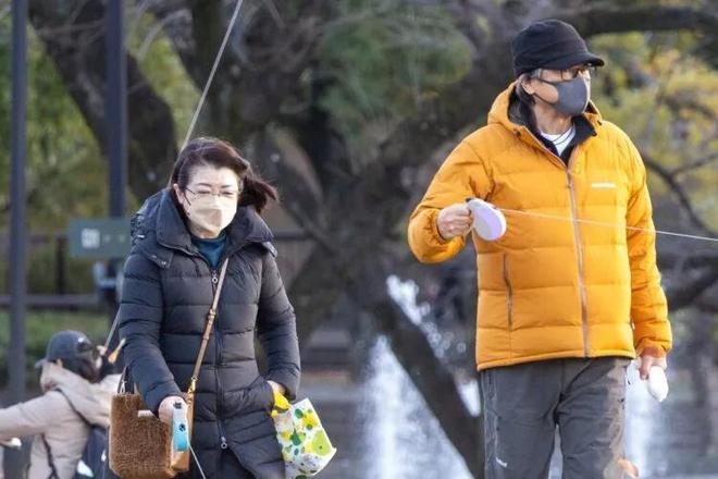 72岁三浦友和：头发花白还是很帅跟山口百惠结婚44年感情如初(图2)