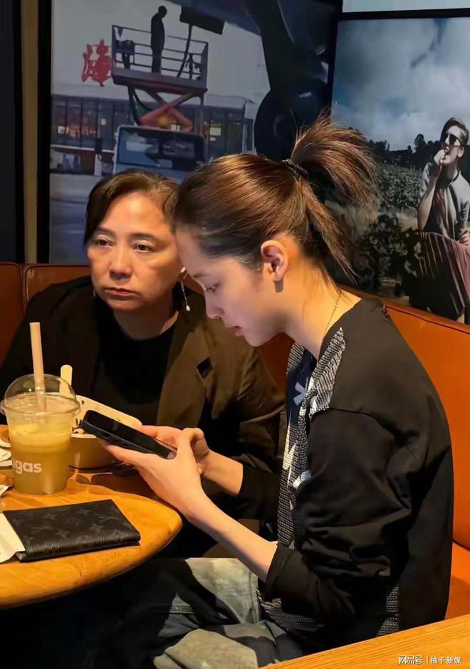 欧阳娜娜看到都要哭了！素颜侧脸扁平头发稀疏网友p图笑晕了(图1)