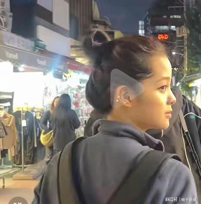 欧阳娜娜看到都要哭了！素颜侧脸扁平头发稀疏网友p图笑晕了(图7)