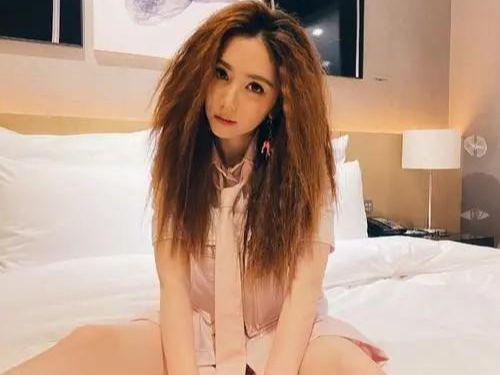 Emc易倍体育：邓紫棋演唱会把自己的假发薅掉了连忙藏在背后很是尴尬(图1)
