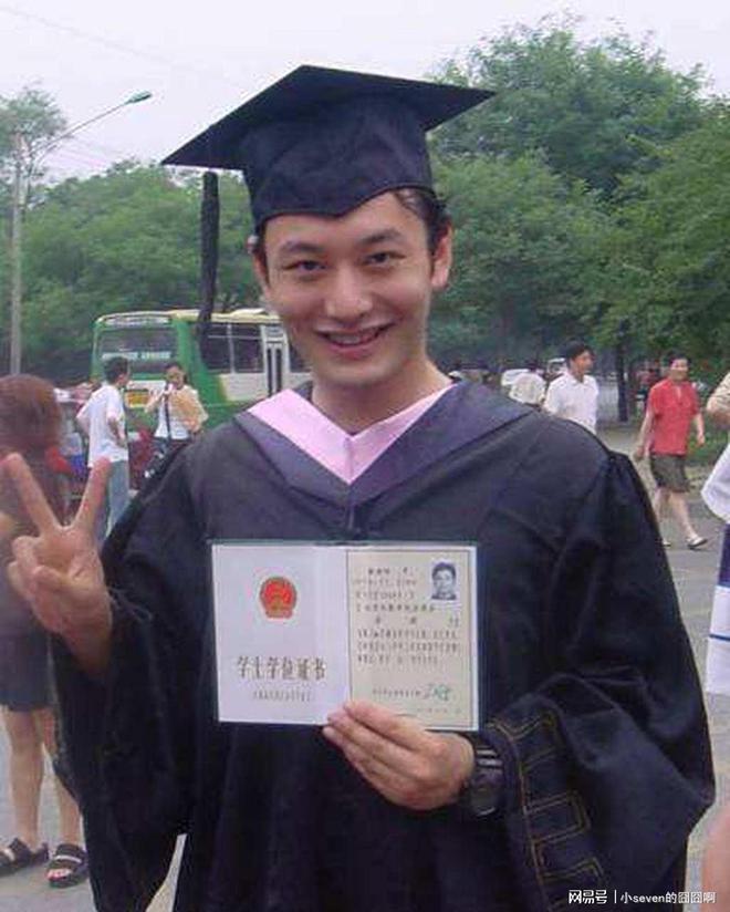 47岁黄晓明近照曝光发量稀疏有白头发网友调侃：难怪要戴假发(图6)