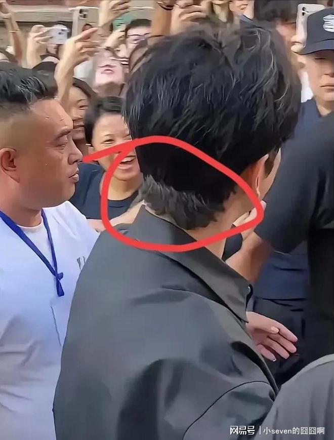 47岁黄晓明近照曝光发量稀疏有白头发网友调侃：难怪要戴假发(图5)
