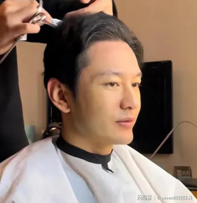 47岁黄晓明近照曝光发量稀疏有白头发网友调侃：难怪要戴假发(图3)