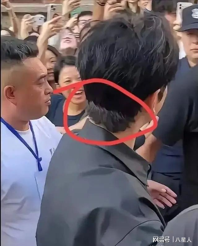 被叶柯榨干？46岁黄晓明大方展示剪发过程发量浓密力破戴假发传闻(图4)