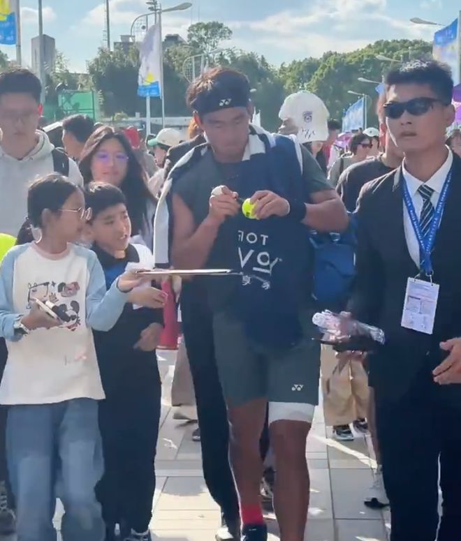布云朝克特透露一早感觉会输：太疲惫没时间休息人气爆棚被围堵(图3)
