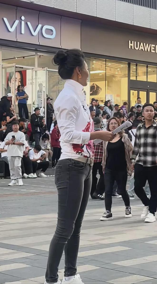 央视名嘴李梓萌沈阳中街被偶遇个儿高腿长胯宽很彪悍47岁单身(图2)