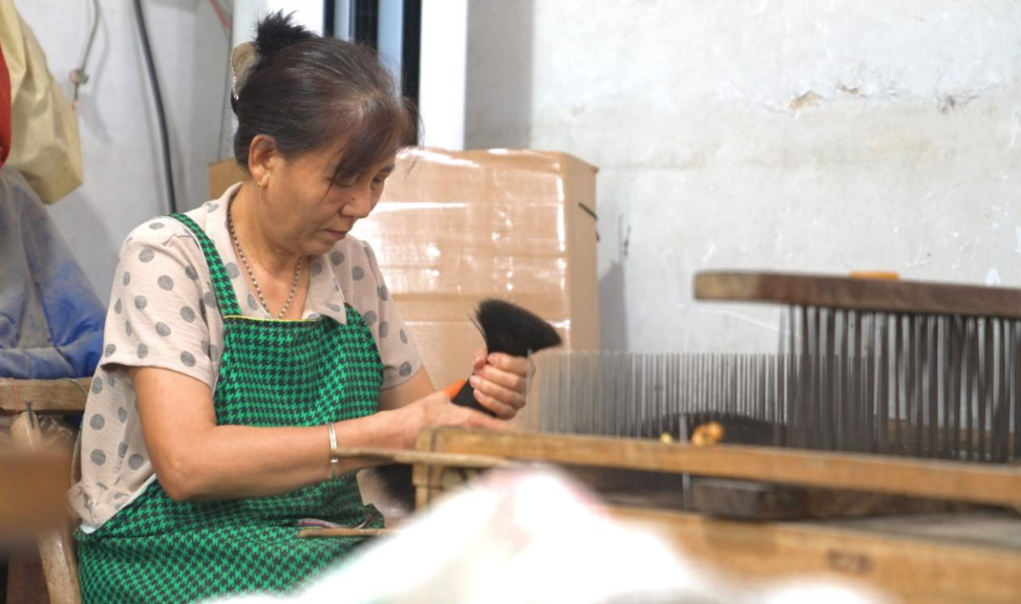 易倍体育网站：中国经济样本观察·“镇”了不起｜一缕“假”发“真”给力！“梳”出两百亿元大市场(图2)