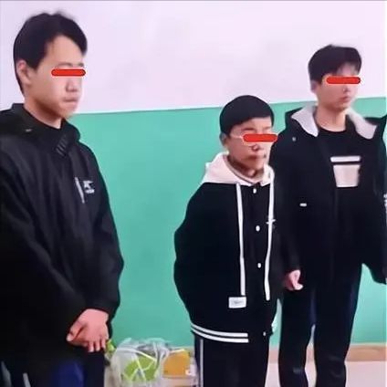 易倍体育网站：霸凌者有恃无恐受害者打掉牙往肚里咽谁把他们被逼上“绝路”(图17)