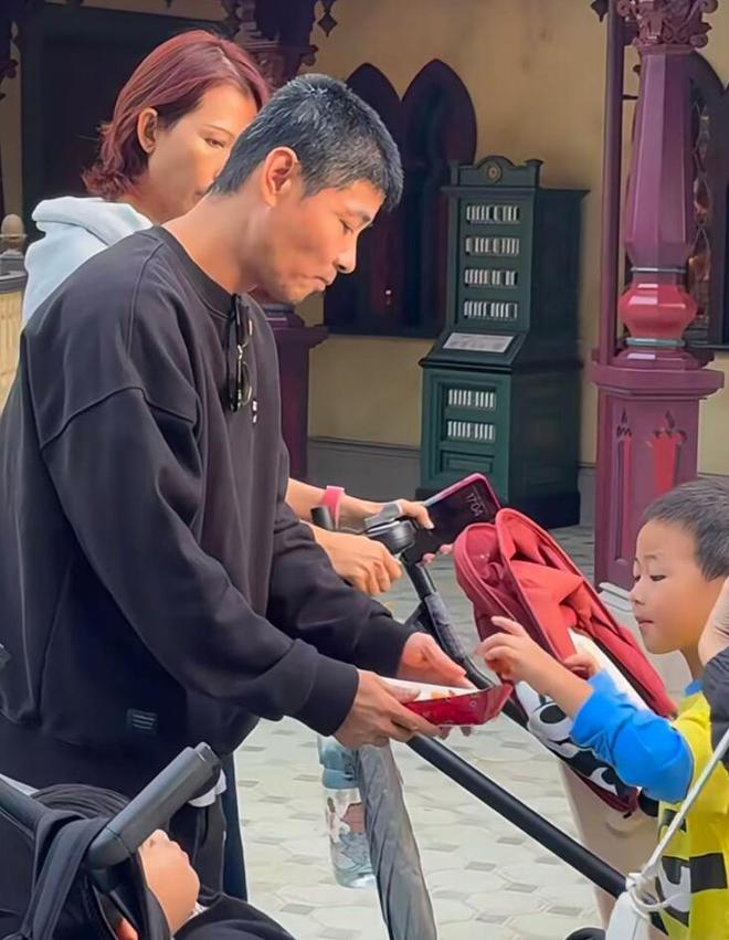 易倍体育网站：蔡少芬夫妇带娃游迪士尼两人素面朝天接地气张晋头发都白了(图2)