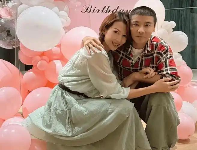 易倍体育网站：蔡少芬夫妇带娃游迪士尼两人素面朝天接地气张晋头发都白了(图8)