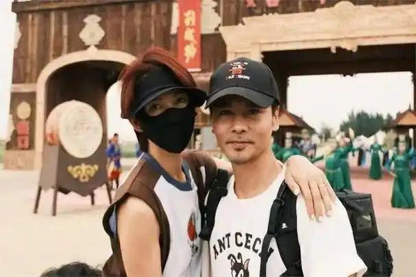 易倍体育网站：蔡少芬夫妇带娃游迪士尼两人素面朝天接地气张晋头发都白了(图9)