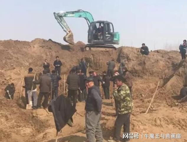 Emc易倍体育：故事：男子挖土挖到蛇群张大爷看到后说别挖了你这是在作死(图5)