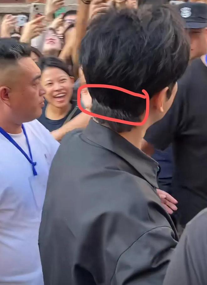 Emc易倍体育：黄晓明参加活动被拍一头浓密黑发却是假发头发分层很明显(图2)
