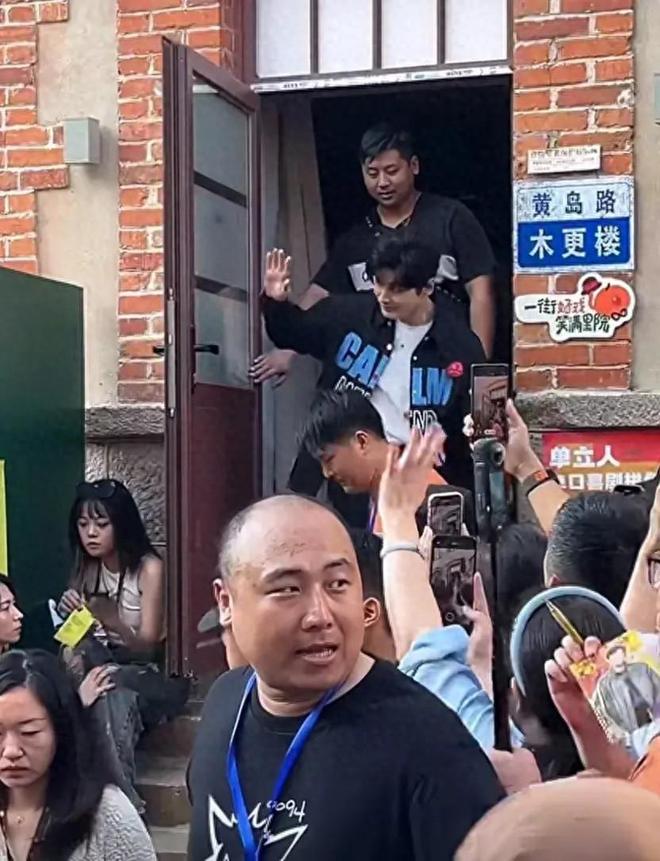 Emc易倍体育：黄晓明参加活动被拍一头浓密黑发却是假发头发分层很明显(图1)