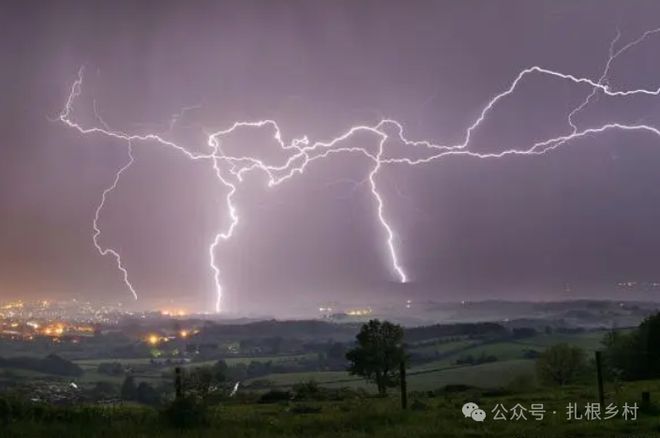 “八月打雷遍地是贼”啥啥意思？农历八月多地打雷有啥预兆？要了解(图3)