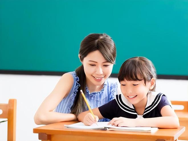 母亲飞踹女儿、薅头发拖拽赤裸上身站街上网友却表示能理解！(图13)