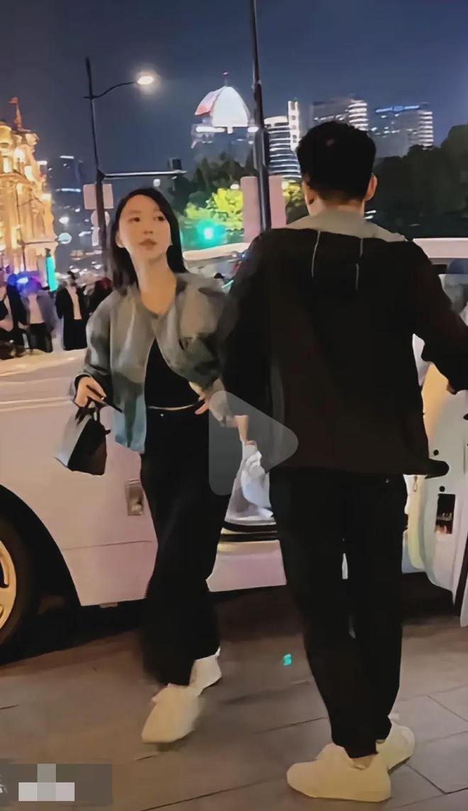 叶珂开白色劳斯莱斯在上海被网友偶遇小腹微隆状态十分好(图2)