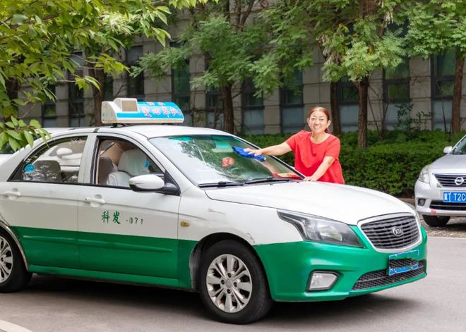 为什么大家宁愿等网约车也不愿意去坐就在路边的出租车？(图2)