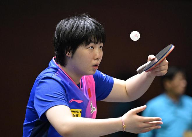 易倍体育网站：蒯曼仙人指路神仙球扭转局面！3-0横扫港队一姐晋级女单八强(图1)